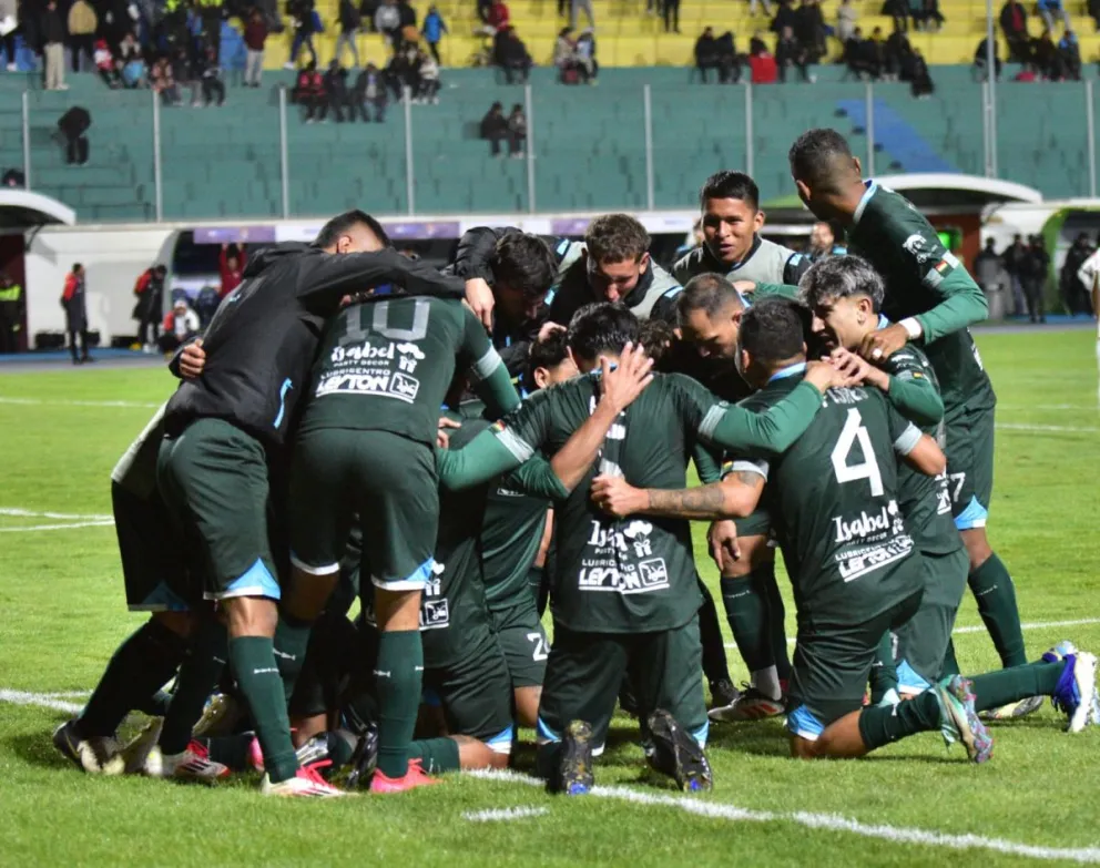 Los vallunos celebran el gol del triunfo en los descuentos. Foto: Agencia Marka Registrada