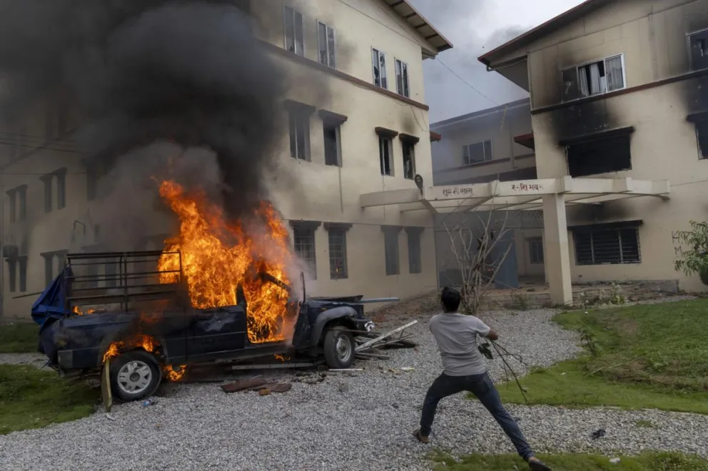 Manifestante prendiendo fuego a un automóvil durante las protestas de esta semana en Nepal. Foto: EFE