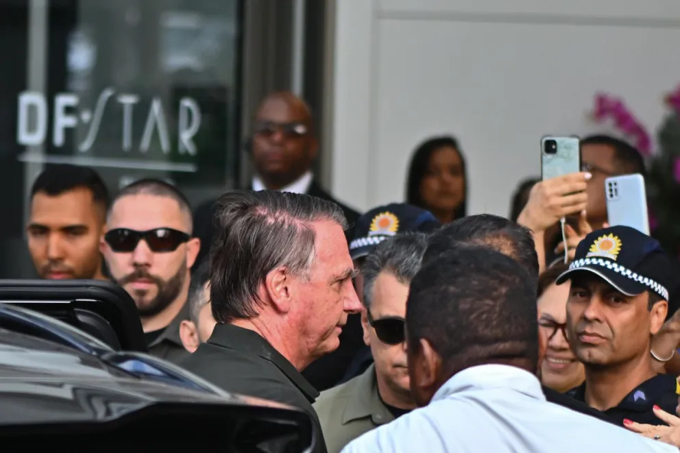 El expresidente de Brasil, Jair Bolsonaro, llega al hospital DF Star para un procedimiento médico, en Brasilia (Brasil) hoy, 14 de septiembre de 2025. Foto: EFE
