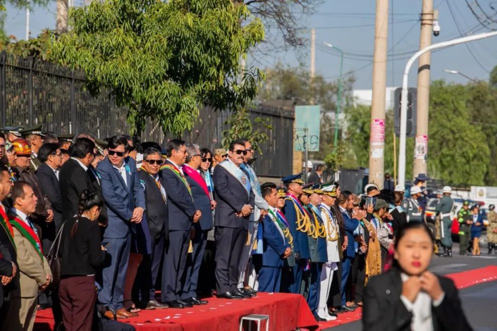 Las autoridades participaron en los festejos por el aniversario de Cochabamba. Foto: APG