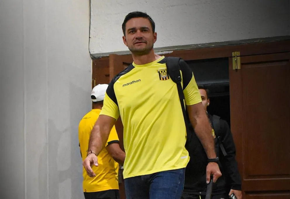 Joaquín Monasterio, el DT del Tigre, en el estadio Félix Capriles. Foto: club The Strongest