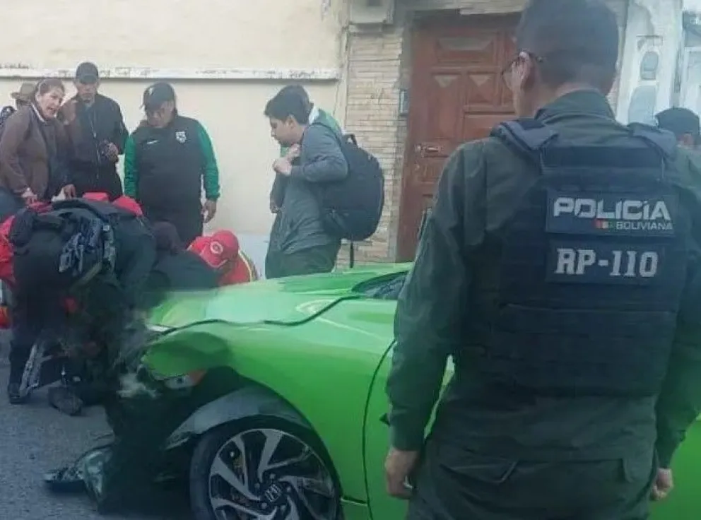 Los vecinos ayudaron a retener al conductor y llamaron a los servicios de emergencia. Foto: Unitel