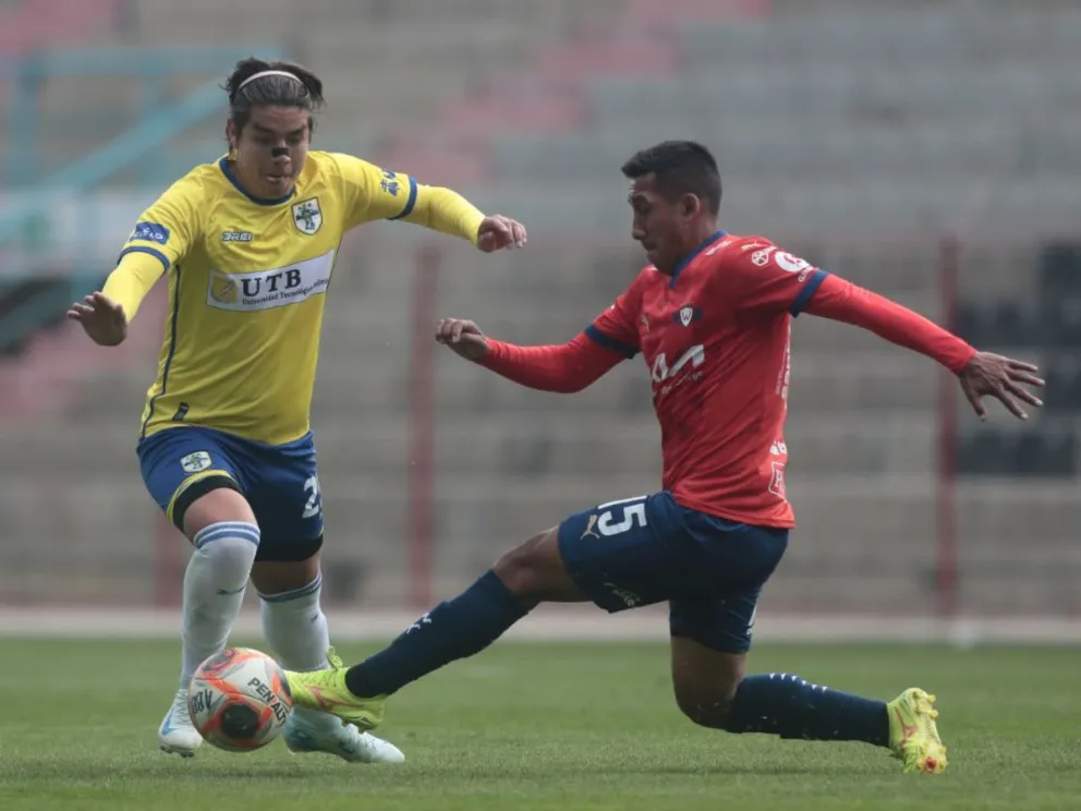 Sebastián Machado (izq.), jugador de ABB, se saca la marca de Cristhian Machado de Wilstermann. Foto: Agencia Marka Registrada