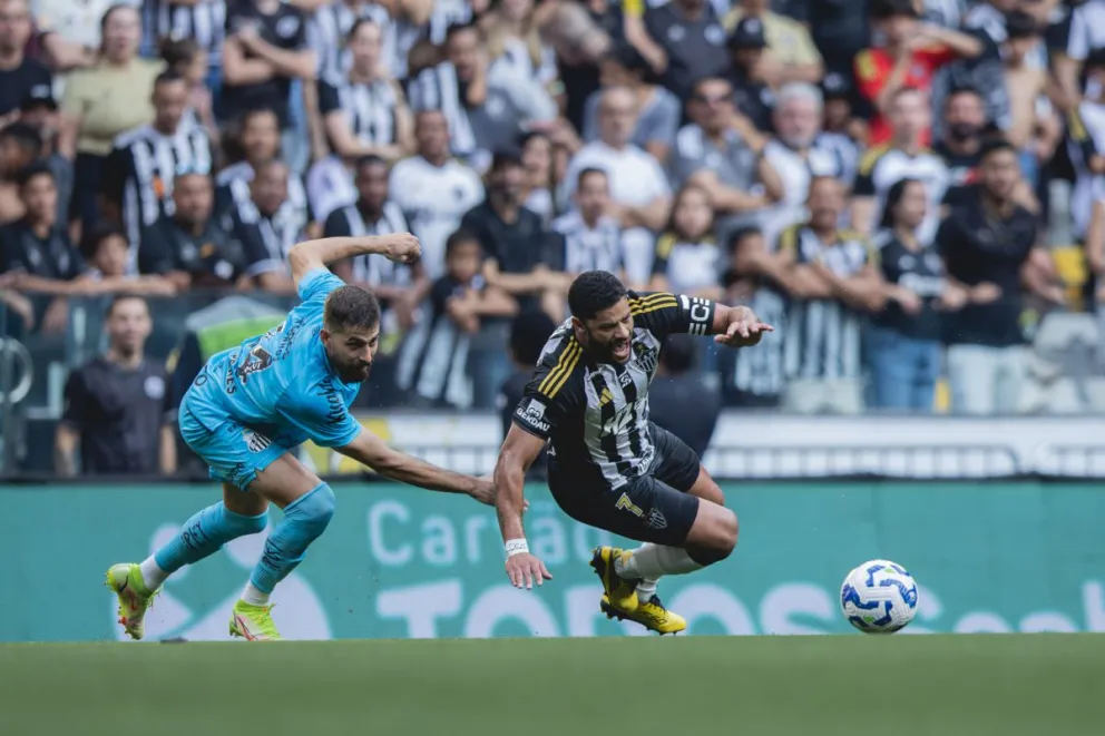 Hulk es derribado por un jugador del Santos en el partido de esta jornada. Foto: CAM