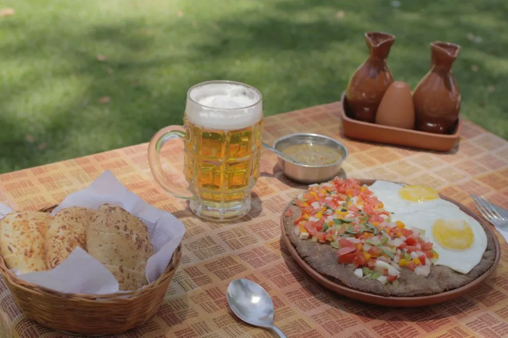 El silpancho es uno de los platos tradicionales de Cochabamba. Foto: Viceministerio de Turismo