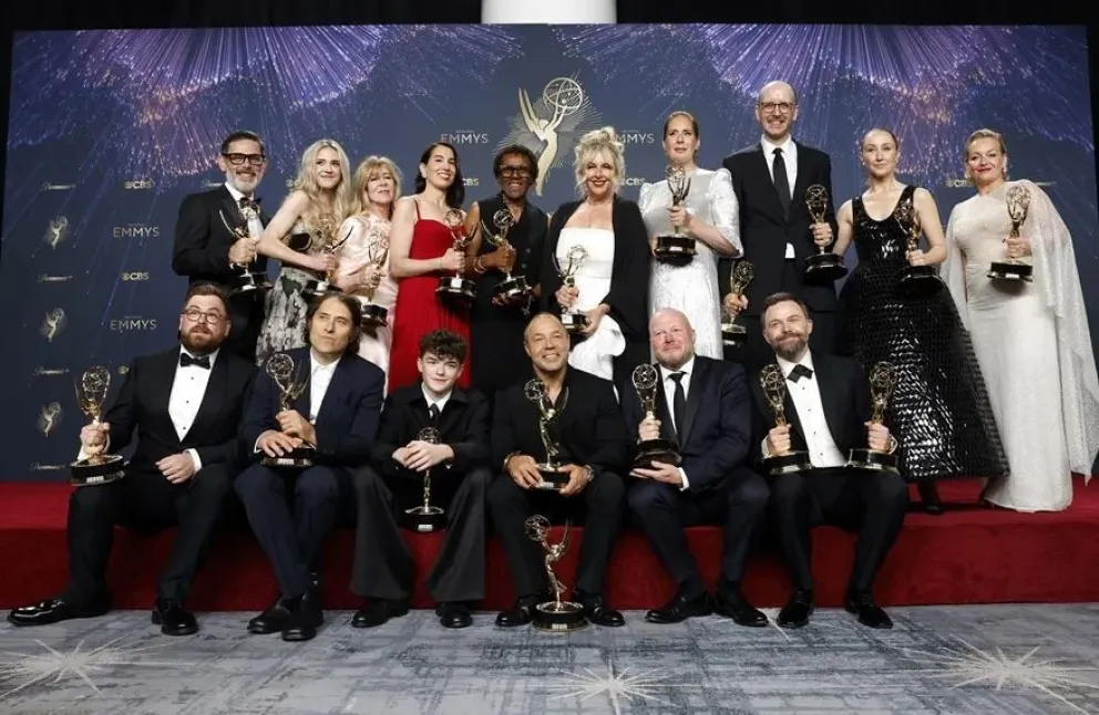 El equipo de «Adolescence», ganador del premio a la mejor miniserie o serie antológica. Foto: EFE