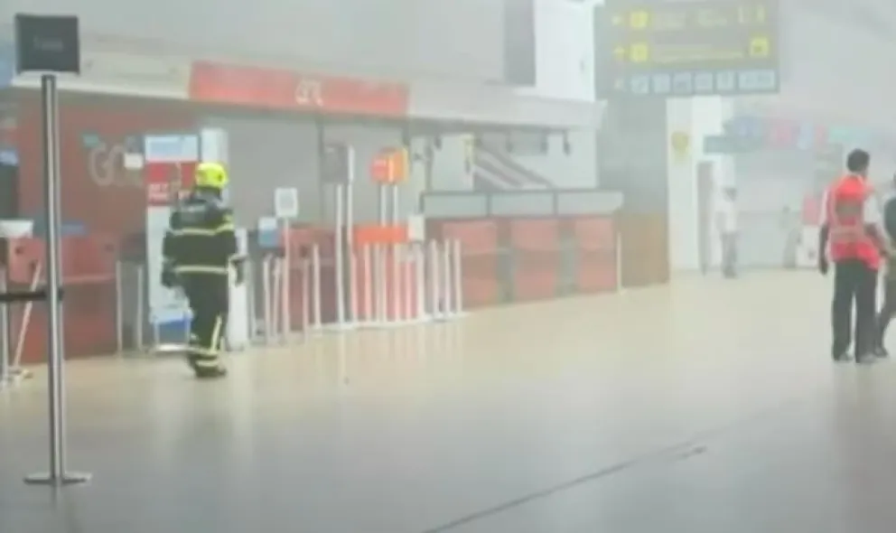 Un bombero la madrugada de este lunes en Viru Viru. Foto: Captura de video