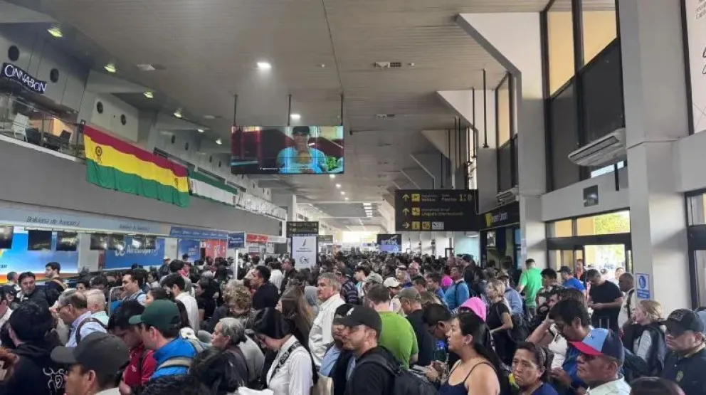 Pasajeros este lunes en la terminal aérea de Santa Cruz. Foto: Unitel