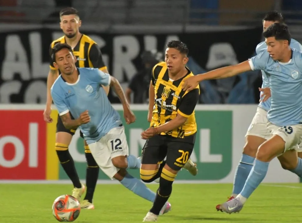 John García (centro), jugador de The Strongest, se escapa a la marca de dos jugadores de Aurora en el partido del sábado en Cochabamba. Foto: Agencia Marka Registrada 