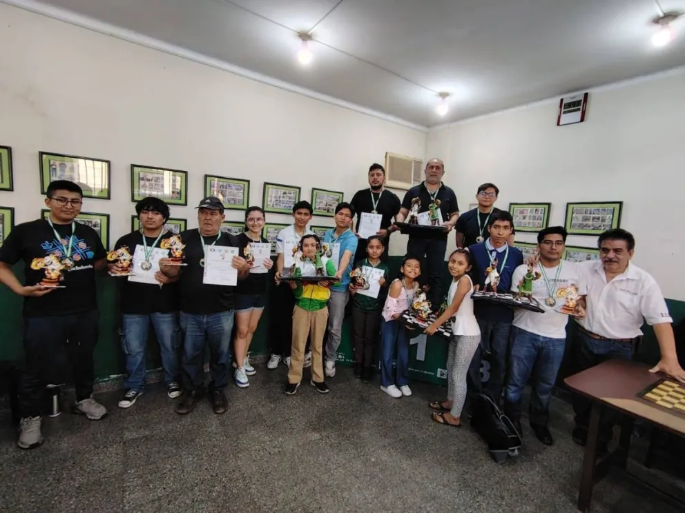 Los ajedrecistas durante la premiación. Foto: Federación Boliviana de Ajedrez.