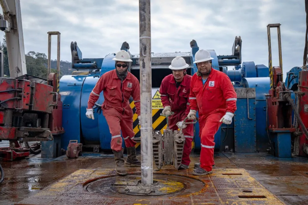 Operarios en el campo Churumas. Fotos: YPFB 