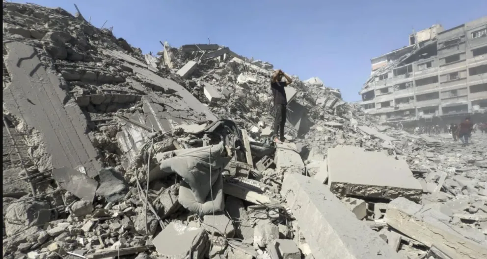 Restos del edificio derribado en Gaza. Fotos: EFE