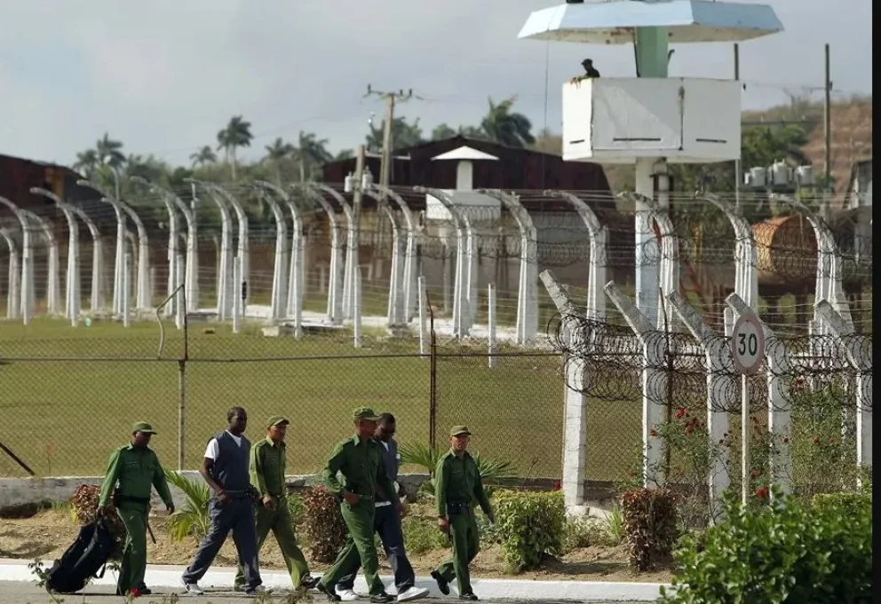 Militares custodian a presos en una cárcel de La Habana en una imagen de archivo. Foto: EFE