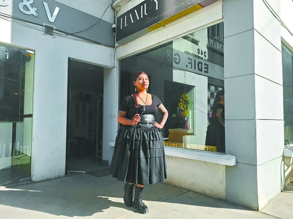 Daniela Artemisa en la entrada del estudio Hamuy, donde trabaja. FOTO: Jorge Soruco / Visión 360