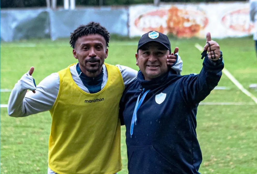 El volante Ramiro Ballivián junto al técnico de Aurora, David Quiruchi. Foto: CA