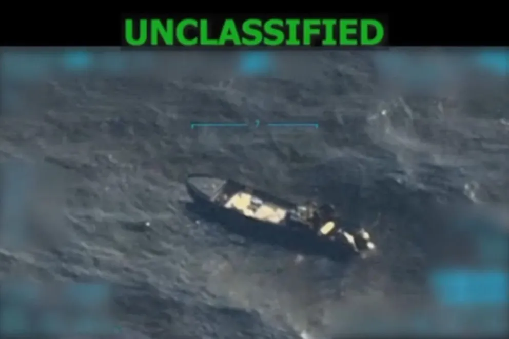 Captura de video tomado de la red social Truth Social de la cuenta @realDonaldTrump del presidente de Estados Unidos, Donald Trump, donde se ve una embarcación en el mar Caribe. Foto: EFE