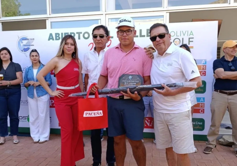 Vicente Quiroga (de rosa) en el acto de premiacion. Crédito: Federación Boliviana de Golf