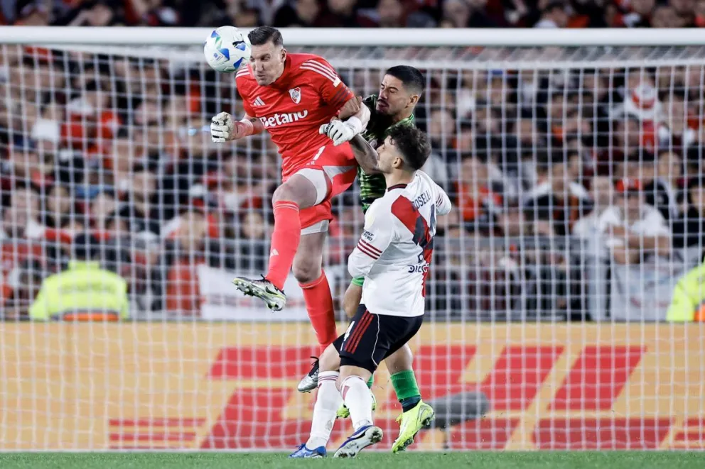 Franco Armani (izq.), arquero de River Plate, cabecea el balón durante el partido de octavos con Libertad. Foto: EFE
