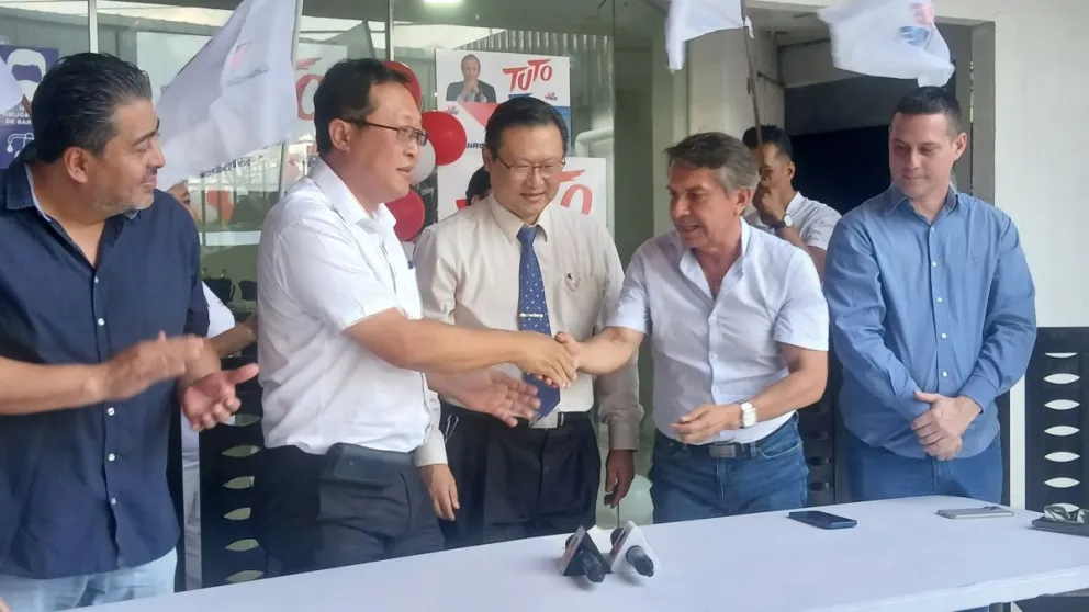 Son Hyun Chung, Chi Hyun Chung y Jorge Santiestevan en un acto de entrega de la casa de campaña, la tarde de este lunes. Foto: Red Gigavisión