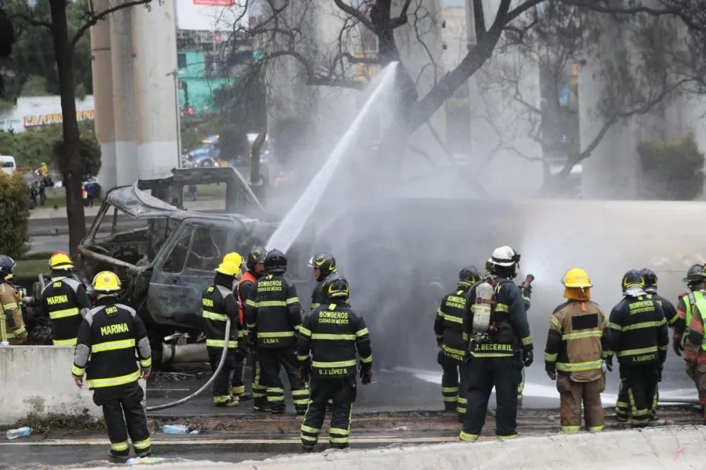 Integrantes del Cuerpo de Bomberos mientras controlan un incendio luego del accidente de un camión de gas en Ciudad de México (México). Foto: EFE