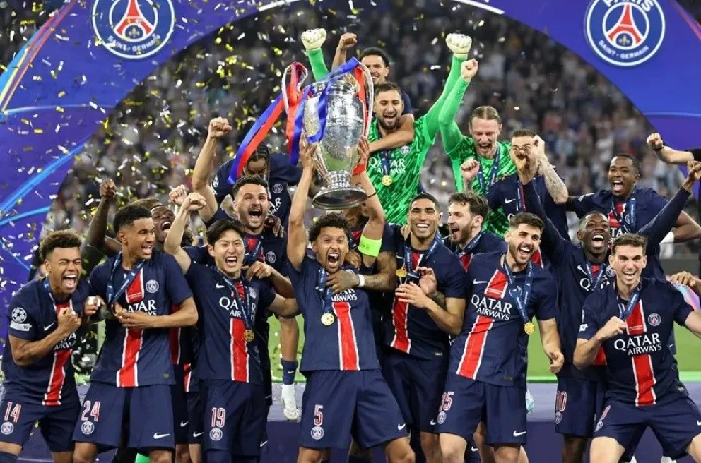 Los jugadores del PSG festejan la conquista del título de la Champions tras ganarle al Inter de Milán. Foto: EFE