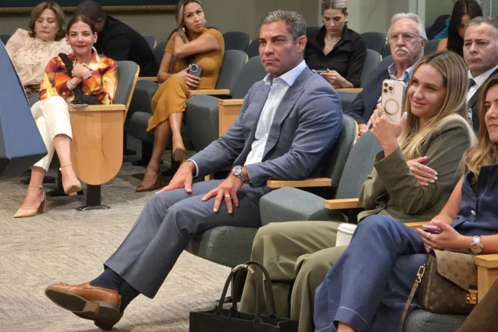 El alcalde de Miami, Francis Suárez, asiste a una rueda de prensa este lunes, en el Ayuntamiento de Miami (Estados Unidos). Foto: EFE