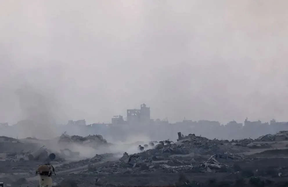 Columnas de humo sobre la ciudad de Gaza durante los ataques israelíes esta madrugada. Foto: EFE