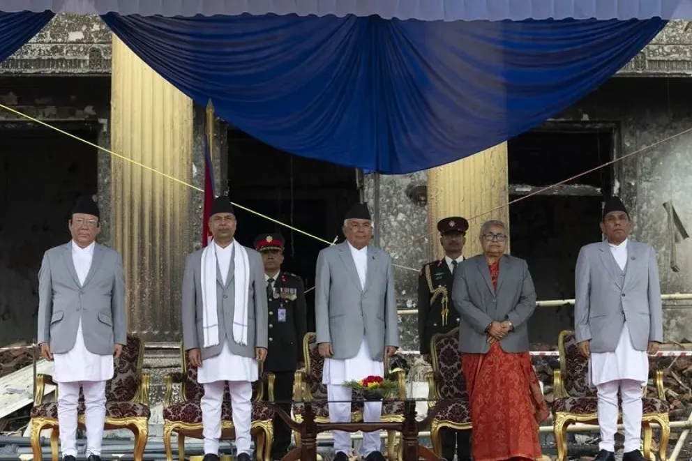 Las nuevas autoridades la ceremonia de de juramentación de Sushila Kark, el lunes en Katmandú. Foto: EFE