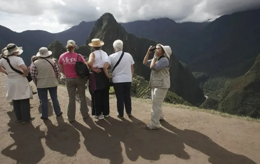 Un grupo de turistas visitan Macchu Picchu en una imagen de archivo. Foto: EFE