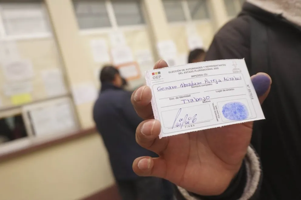 Un certifica do de impedimento para votar en una imagen de archivo. Foto: APG