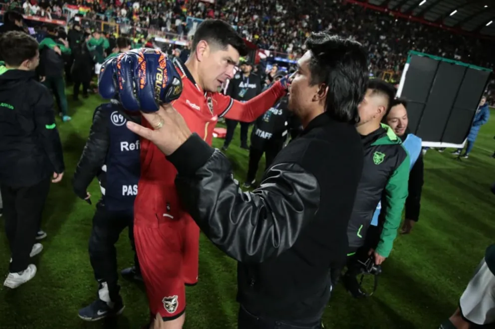 Lampe (izq.) se abraza con Martins tras la victoria sobre Brasil en El Alto. Foto: Agencia Marka Registrada.
