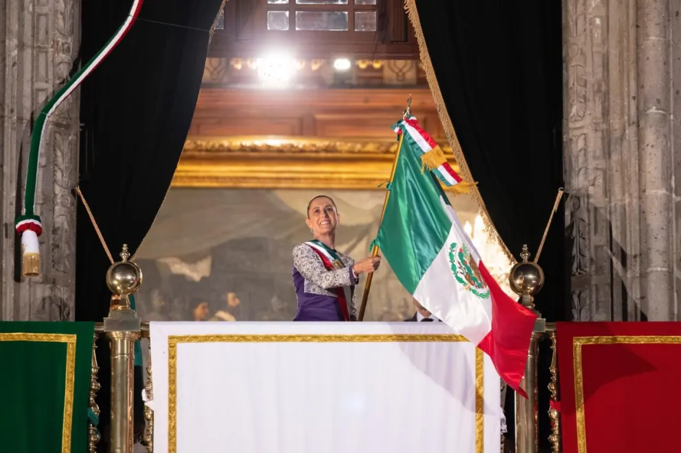 La presidente de México con la bandera de su país. Foto: @Claudiashein