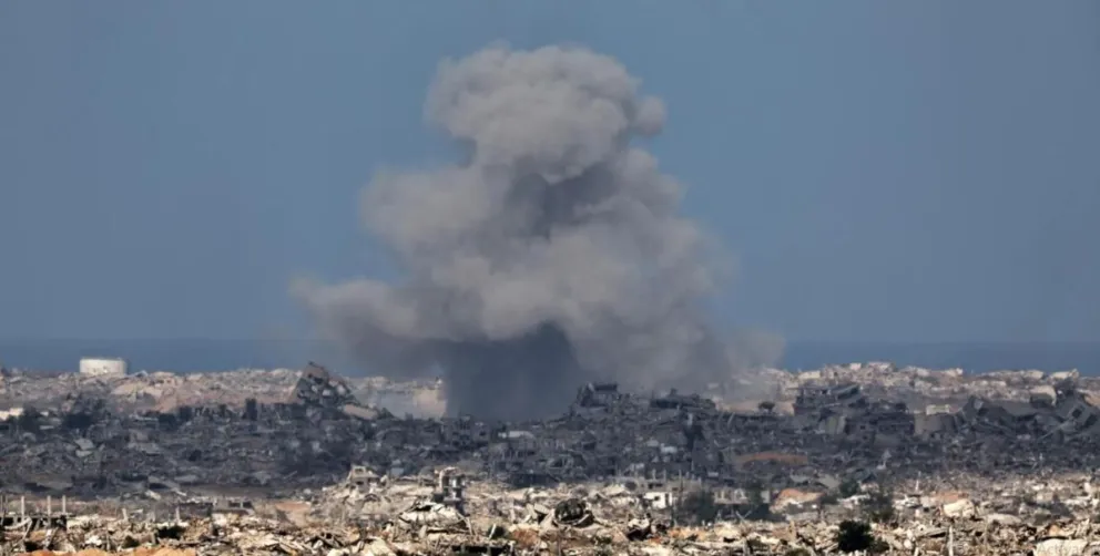 Un ataque aéreo israelí en las afueras de la ciudad de Gaza, este martes. Foto: EFE