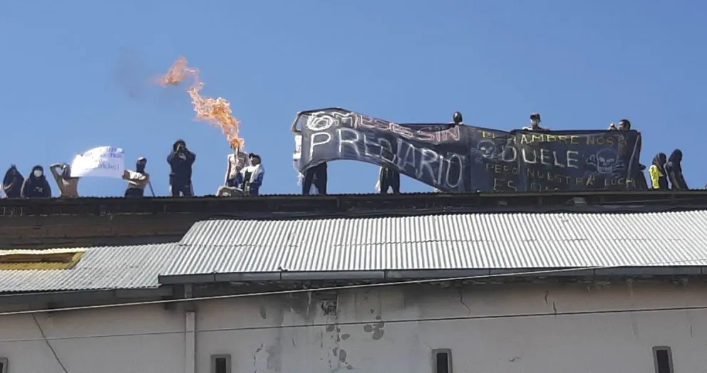 Reos en los techos del penal de San Pedro. FOTO: APG