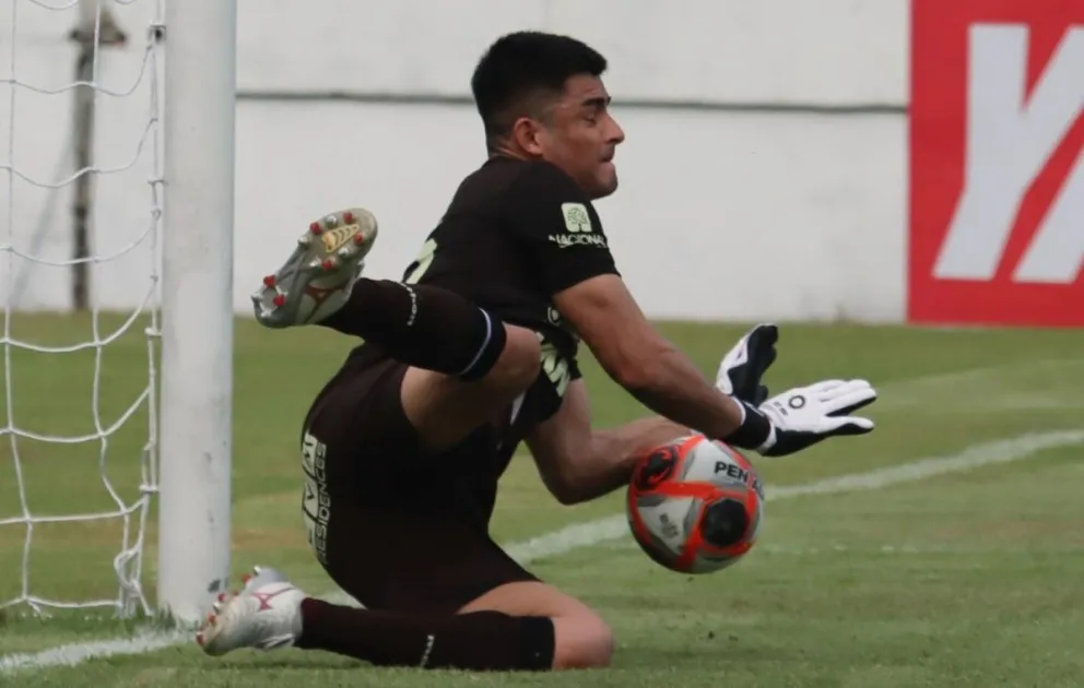 El momento en el que Jorge Arauz, arquero de Oriente, le detiene el tiro penal a Adalid Terrazas. Foto: APG