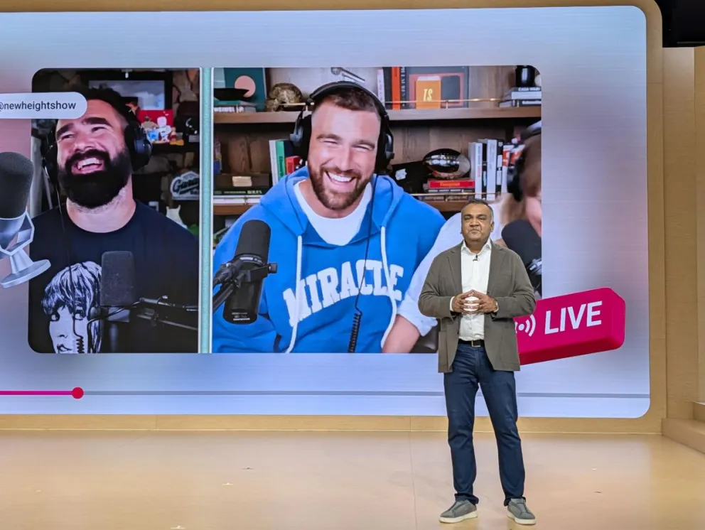 El director ejecutivo de YouTube, Neal Mohan, habla frente a una pantalla con las imágenes de los jugadores de fútbol americano Jason (i) y Travis Kelce (d), durante el evento 'Made on YouTube'. Foto: EFE