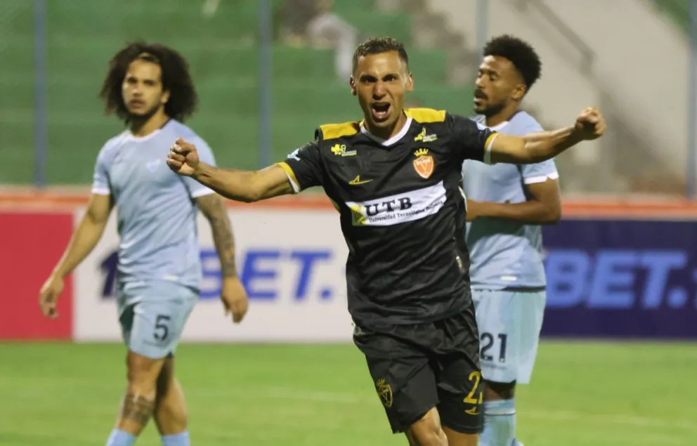 Sebastián Zeballos celebra el primer gol del conjunto orureño. Foto: APG