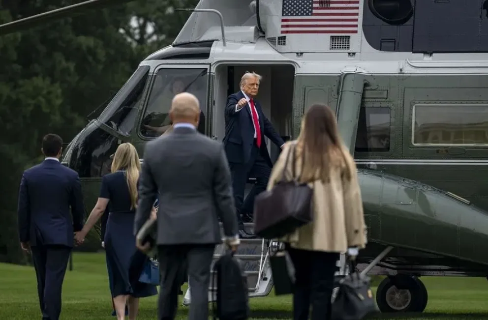 El presidente de EE.UU., Donald Trump, en el Marine One con destino al Reino Unido. Foto: EFE