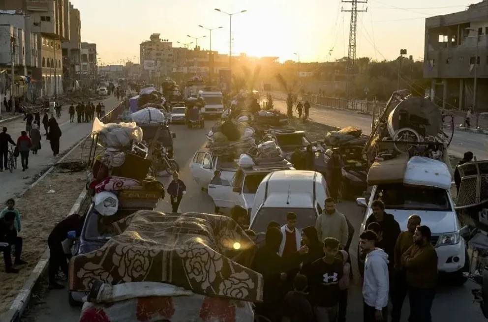 Gazatíes en Nuseirat tratando de viajar al norte de la Franja de Gaza. Foto: EFE
