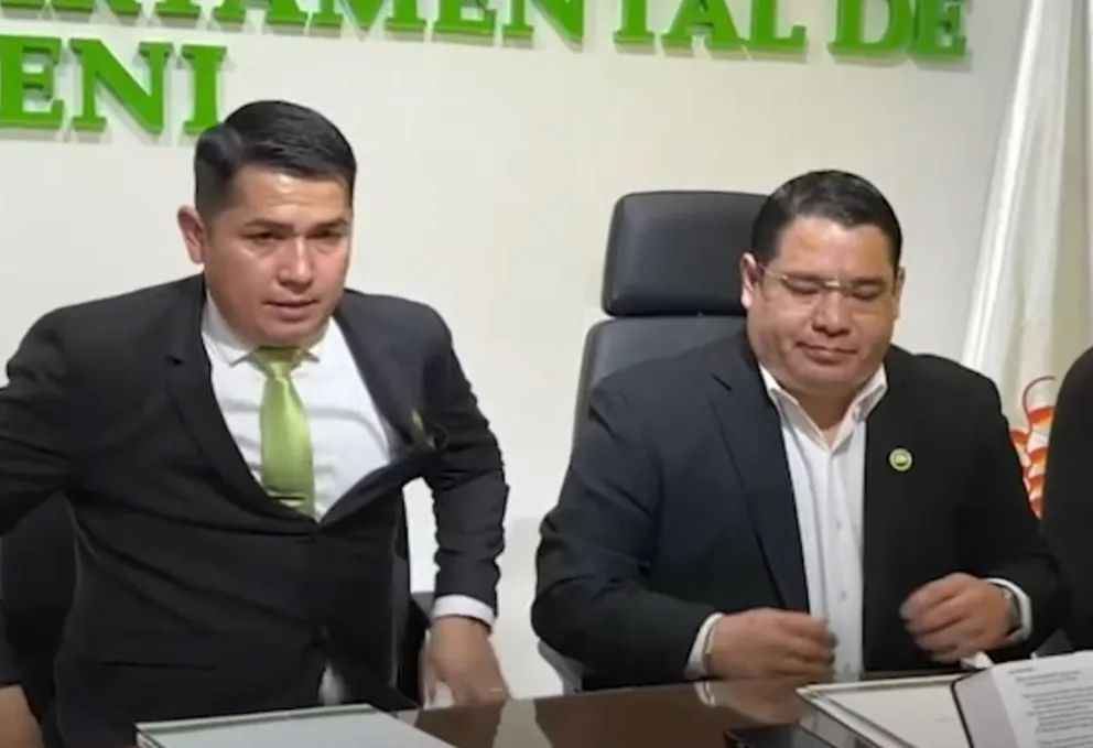 Alexander Mendoza (izq) con el fiscal general ayer. Foto: Captura de video