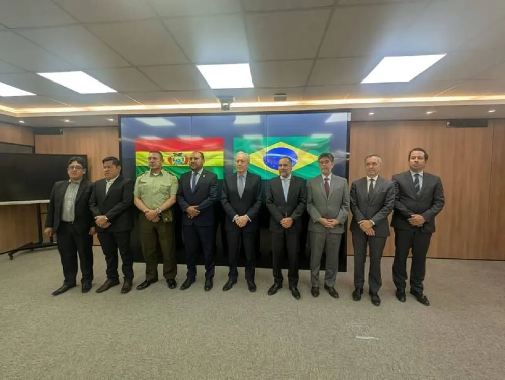 El ministro de Gobierno, Roberto Ríos, junto a autoridades del vecino país. Foto: ABI 