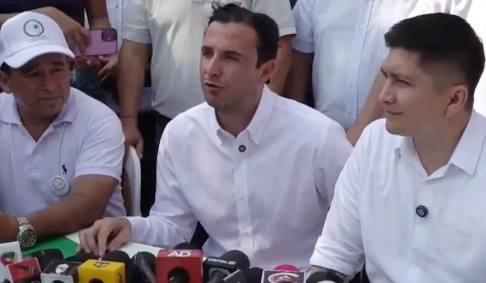 Juan Pablo Velasco en la firma del acuerdo con SAO