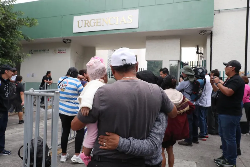 Los familiares de las víctimas en uno de los centros de salud. Foto: EFE