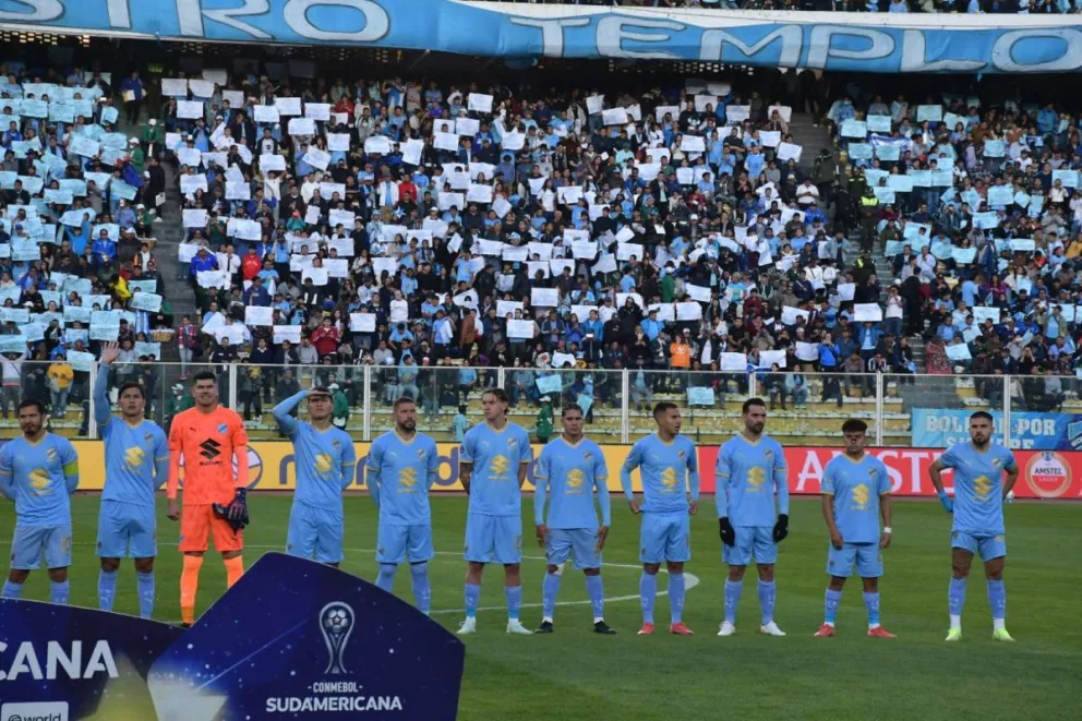 El onceno celeste y de fondo los mosaicos que se exhibieron en la recta de general. Foto: APG