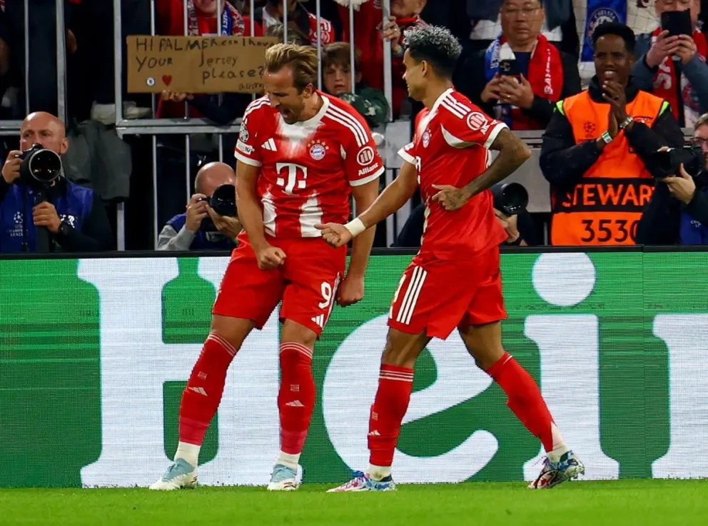 Harry Kane (izq.) festeja el segundo gol del Bayern, el primero de su cuenta personal. Foto: EFE