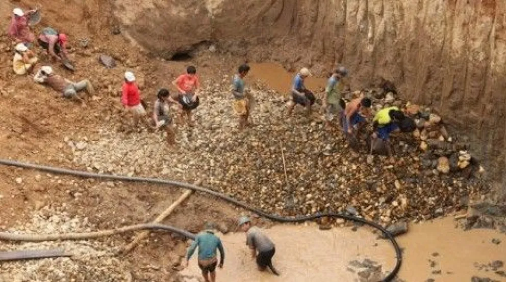 Minería de oro en la Amazonía. FORO: CEDLA
