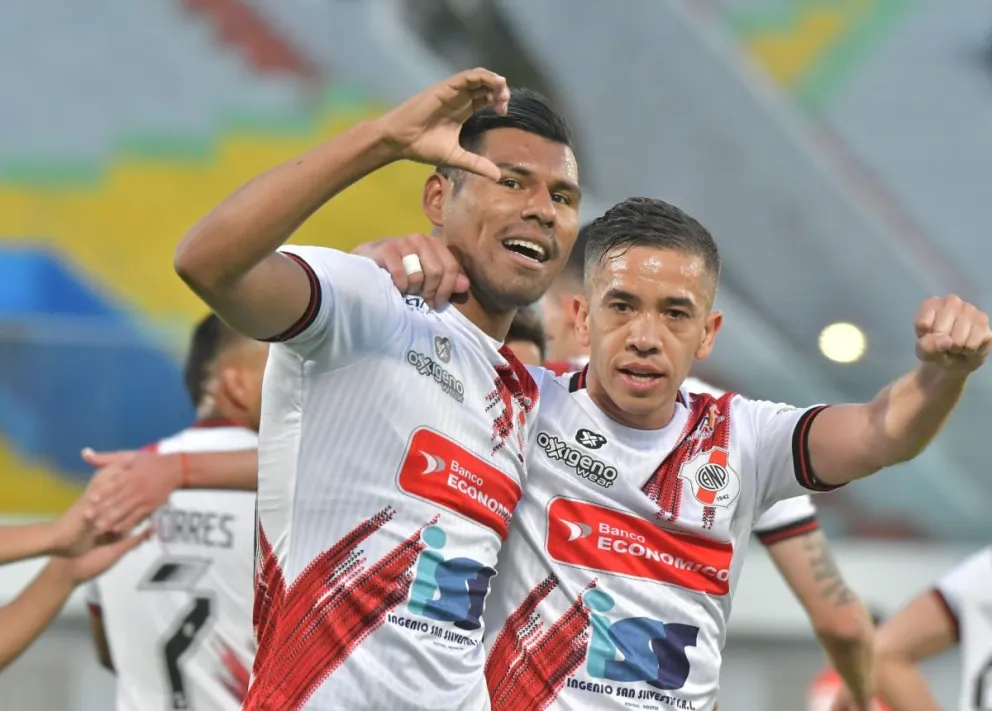 Willan Álvarez (izq.) y Maxi Núñez celebran el primer gol de Nacional. Foto: Agencia Marka Registrada