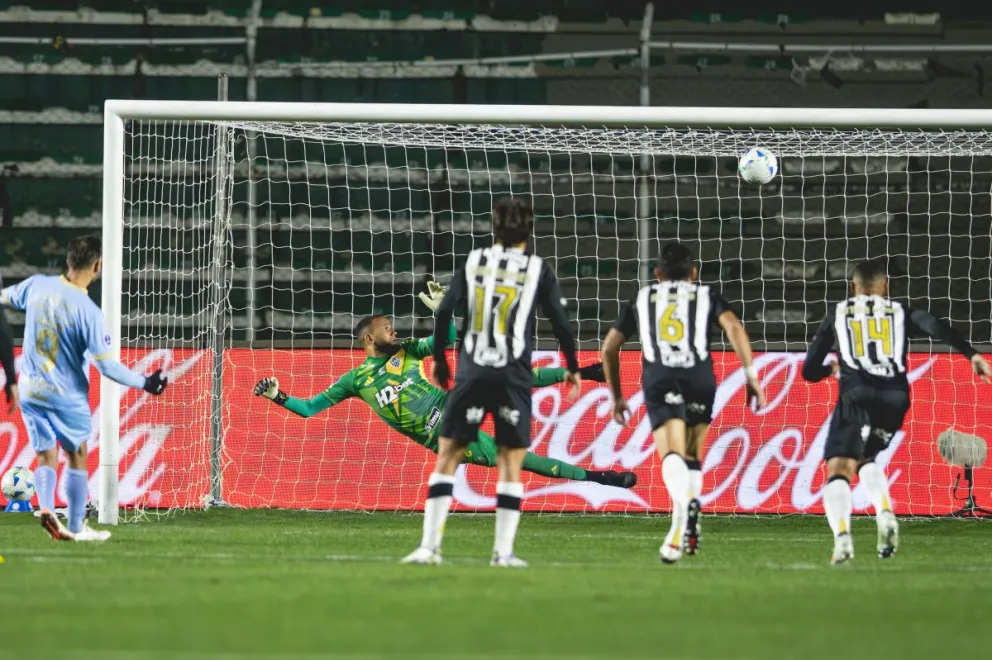 Cauteruccio falla el penal y corta su racha de conquistas con la Academia. Foto: CAM