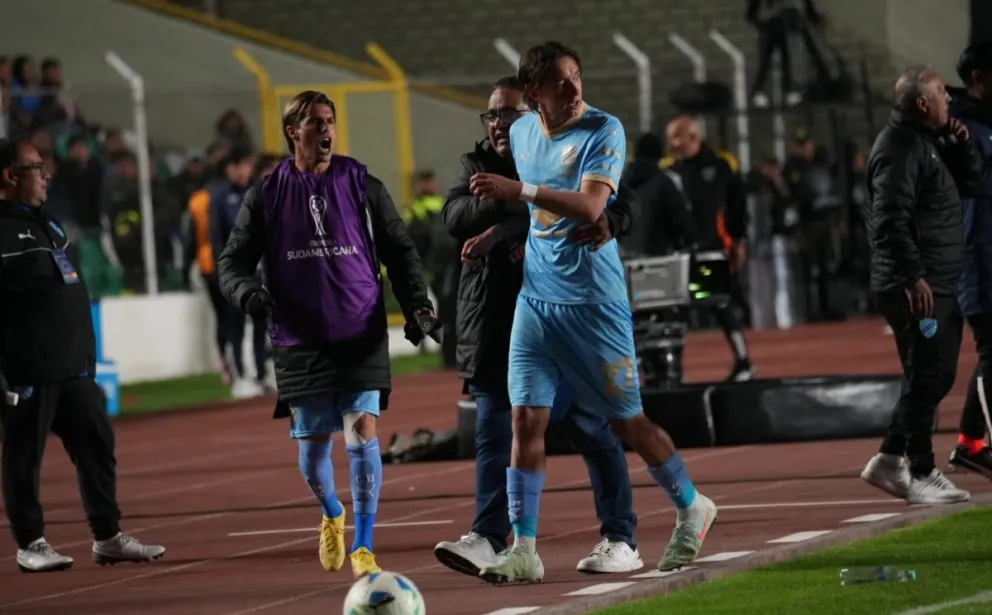 Gariglio se va molesto tras ver la cartulina roja. Foto: APG.