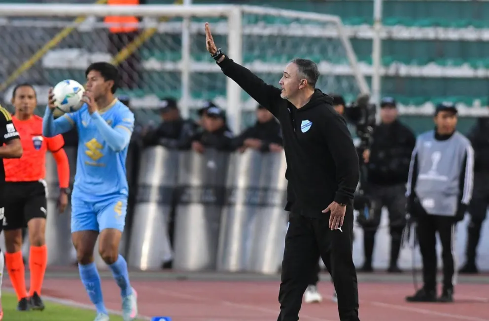 Robatto da instrucciones durante el partido en el Siles. Foto: APG.